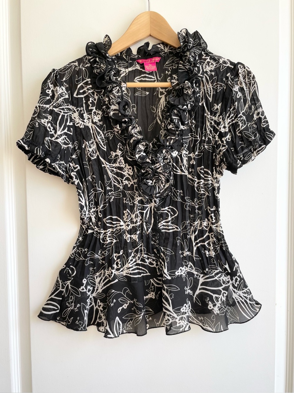 Vintage Y2K Sunny Leigh Crinkle Black White Top Size M Ruffle Neckline Flutter